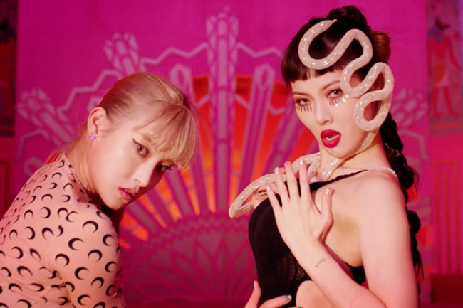 Trong MV "I'm not cool", HuynA không chỉ diện trang phục cắt xẻ táo bạo mà còn dùng "bàn tay hư" để thực hiện những động tác khiêu khích.
