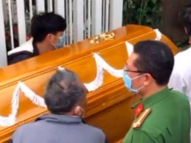 Pháp luật - Xôn xao clip chủ nợ khiêng quan tài đến đặt ở nhà "con nợ" đòi tiền