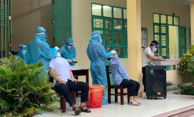 Ngành y tế địa phương lấy mẫu xét nghiệm cho học sinh trường THPT Nguyễn Duy Hiệu.