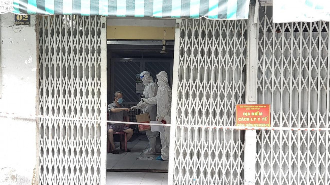 Bác sĩ trạm y tế lưu động phường 9, quận Phú Nhuận thăm khám bệnh nhân F0 cách ly, điều trị tại nhà
