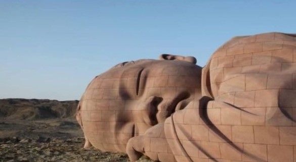"Em bé khổng lồ" cô đơn giữa sa mạc Trung Quốc - 1