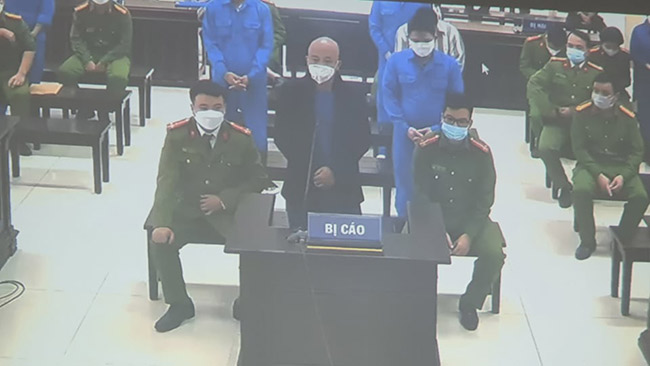 Ngày 17/11, Tòa án nhân dân tỉnh Thái Bình đã mở phiên sơ thẩm xét xử bị cáo Nguyễn Xuân Đường (Đường &#34;Nhuệ&#34;) cùng các đồng phạm về tội &#34;cưỡng đoạt tài sản&#34; khi ăn chặn tiền hỏa táng trên địa bàn tỉnh.
