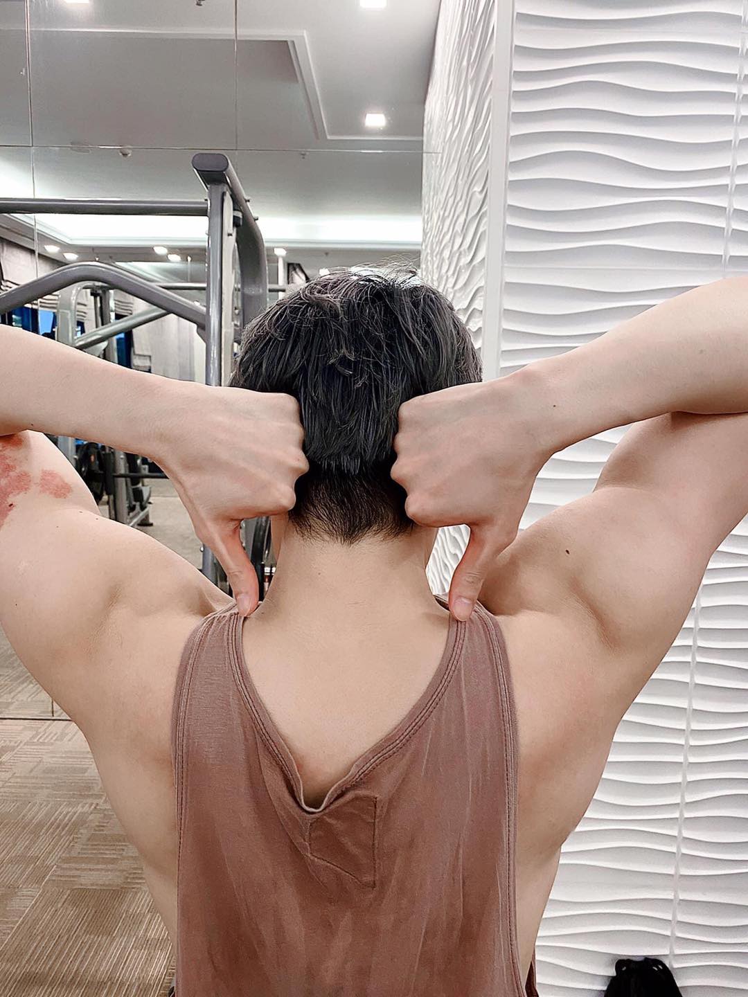 Noo Phước Thịnh chăm chỉ rèn luyện để có được thân hình cơ bắp.
