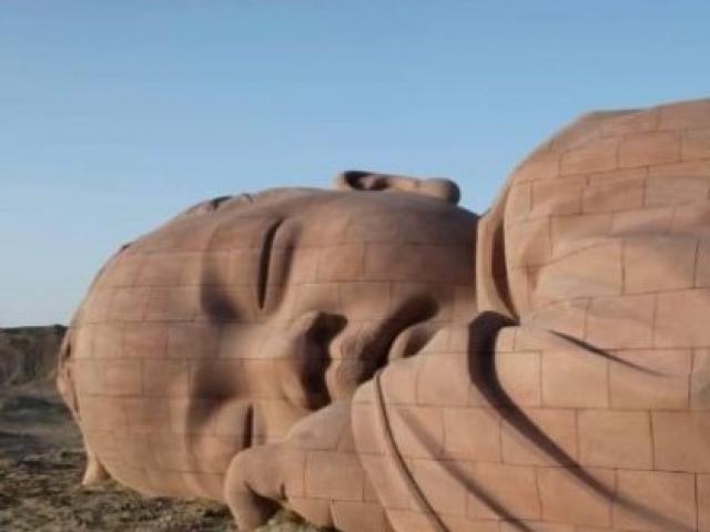 Du lịch - "Em bé khổng lồ" cô đơn giữa sa mạc Trung Quốc