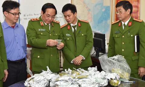 Cơ quan chức năng kiểm tra tang vật thu giữ của Phạm Công Giang