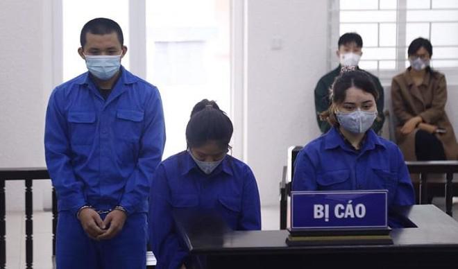 Trần Thị Phương Thảo (giữa) và đồng phạm bị đưa ra xét xử tại phiên tòa.