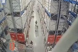 Phi thường - kỳ quặc - Video: Kinh hãi cảnh giá rượu cao 7 mét đổ sập xuống công nhân