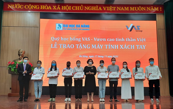 Quỹ học bổng VAS trao tặng 170 máy tính cho sinh viên - 1