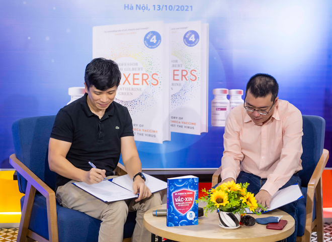 ​Ông Phan Minh Tâm - Chủ tịch HĐQT Công ty Cổ phần Quảng cáo Trực tuyến 24H (trái) và ông Nguyễn Cảnh Bình - Chủ tịch HĐQT Công ty Cổ phần sách Alpha (phải) kí kết hợp tác công bố xuất bản cuốn sách Vaxxers