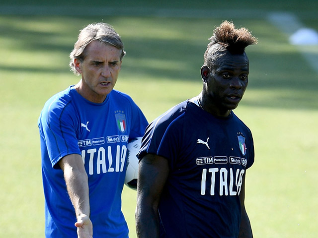 Bóng đá - "Vua châu Âu" Italia nguy cơ ở nhà xem World Cup, gọi gấp "ngựa chứng" Balotelli