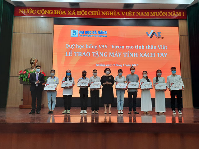 Giáo dục - du học - Quỹ học bổng VAS trao tặng 170 máy tính cho sinh viên