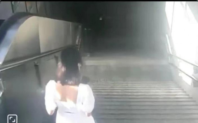 Thấy cô gái ngã cầu thang trong tình trạng hớ hênh, chàng trai có hành động gây tranh cãi dữ dội - 1