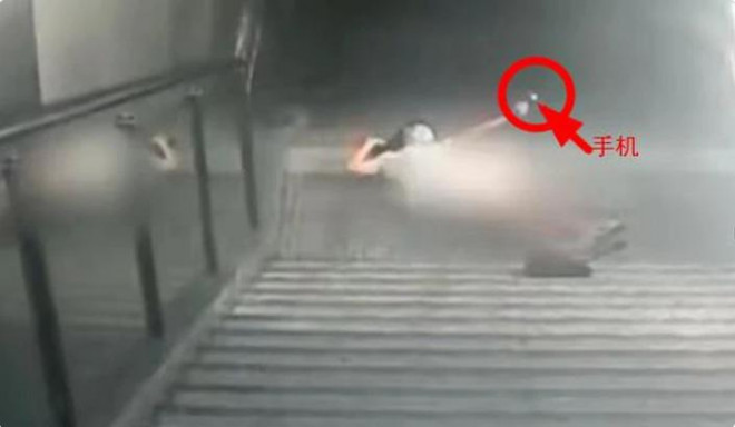 Thấy cô gái ngã cầu thang trong tình trạng hớ hênh, chàng trai có hành động gây tranh cãi dữ dội - 2