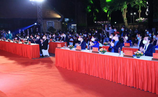 Các đồng chí lãnh đạo trung ương, thành phố Hà Nội dự lễ tuyên dương. 1.969 thủ khoa đã được vinh danh