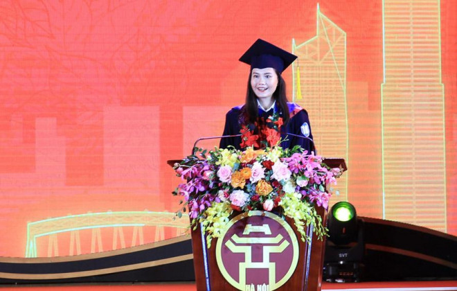 Thủ khoa Đỗ Thị Minh Hạnh phát biểu tại buổi lễ.