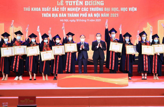 Phó Trưởng ban Thường trực Ban Dân vận Trung ương Phạm Tất Thắng, Chủ tịch UBND thành phố Hà Nội Chu Ngọc Anh trao Bằng khen và Biểu trưng cho các thủ khoa. Hà Nội luôn trọng dụng nhân tài