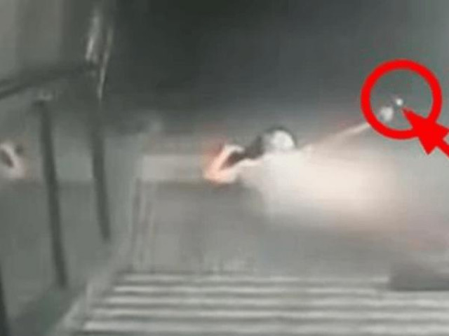 Phi thường - kỳ quặc - Thấy cô gái ngã cầu thang trong tình trạng hớ hênh, chàng trai có hành động gây tranh cãi dữ dội