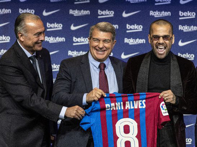 Bóng đá - Ngã ngửa sự thật vụ Dani Alves nhận lương không bằng 1 bát phở ở Barca
