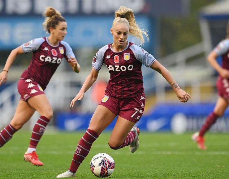 Ngỡ ngàng sao Aston Villa cưa đổ mỹ nhân đẹp nhất làng bóng đá - 4