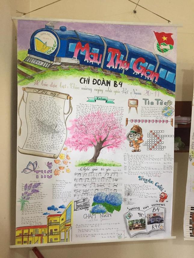 Loạt báo tường mừng Ngày nhà giáo Việt Nam 20/11: Có cả tác phẩm vẽ bảng phấn cực chất - 1