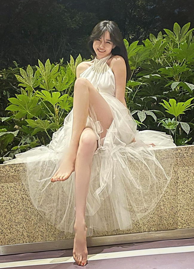 Ban Seo Jin khoe khéo cặp chân dài nuột nà khi diện chiếc váy bồng bềnh. 
