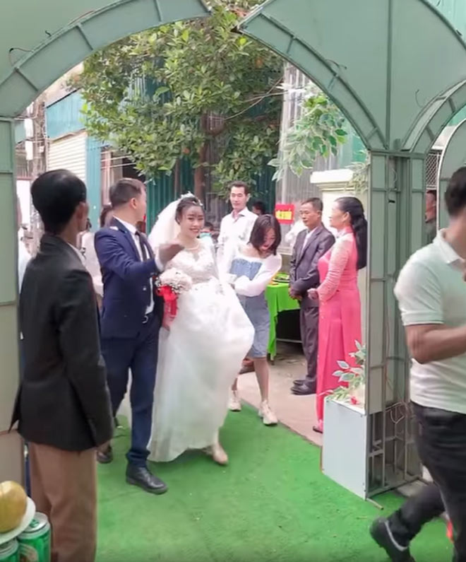 Vừa cử hành hôn lễ xong xuôi, cô dâu Nghệ An vội lên xe hoa đi đẻ - 1