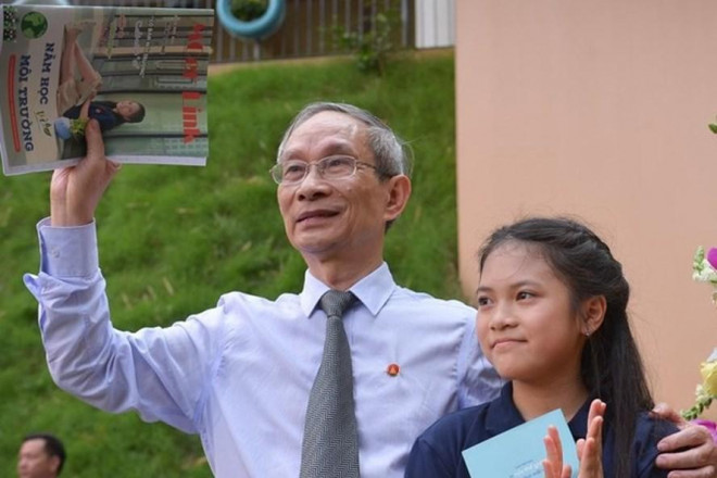Hình ảnh của thầy Nguyễn Xuân Khang cạnh học trò (ảnh chụp trước khi bùng phát dịch COVID-19) - Ảnh: Marie Curie Hanoi School.
