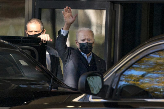 Tổng thống Biden đến Trung tâm Quân y quốc gia Walter Reed hôm 19-11. Ảnh: AP