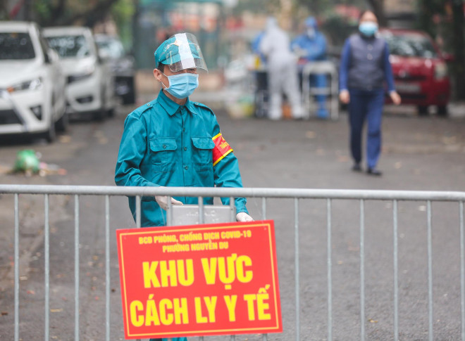 Một cán bộ đang làm nhiệm vụ tại địa bàn cho biết cơ quan chức năng đã hoàn thành đưa hơn 20 F0 đi cách ly, điều trị, toàn bộ người dân ở khu vực đã được lấy mẫu xét nghiệm