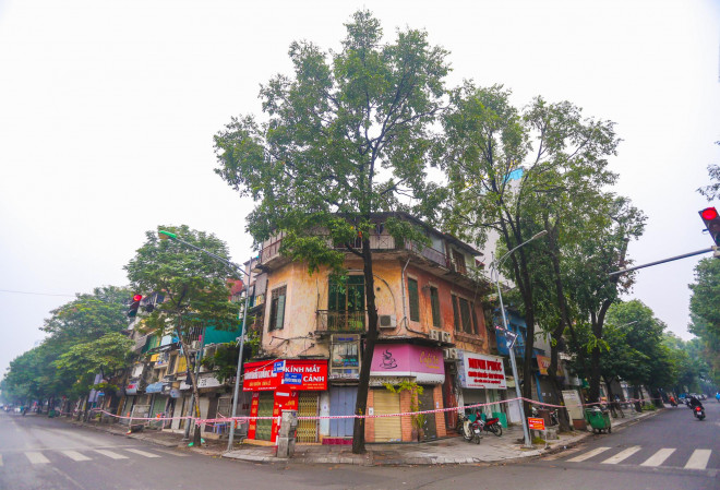 Lực lượng chức năng căng dây tạm thời phong toả cụm dân cư thuộc phường Nguyễn Du