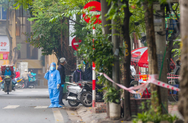 Trước khi lấy mẫu xét nghiệm Covid-19 cho người dân, nhân viên y tế thường xuyên phải nhắc nhở người dân khi đến đây phải đảm bảo đứng đúng khoảng cách và không được quá số người quy định ở tại một điểm