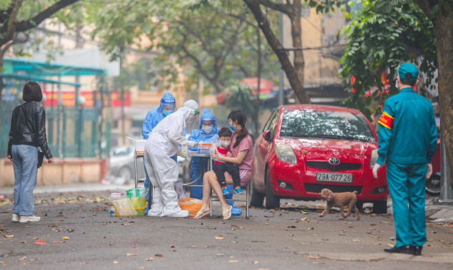 Một điểm lấy mẫu xét nghiệm khác trên địa bàn phường Nguyễn Du