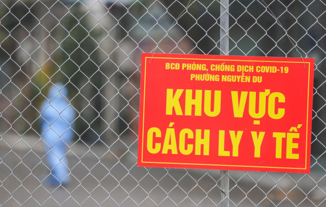 Lực lượng chức năng lập hàng rào, đồng thời treo nhiều biển thông báo "Khu vực cách ly y tế"