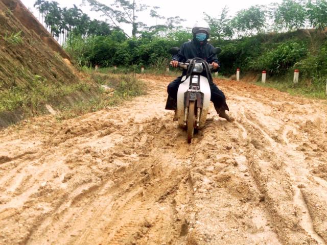 Tin tức trong ngày - Cảm phục hành trình vượt cung đường "tử thần rình rập" đi gieo con chữ của thầy giáo trẻ