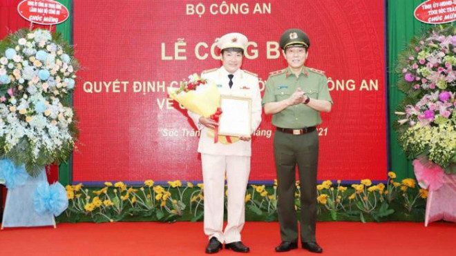 Trung tướng Lương Tam Quang, Thứ trưởng Bộ Công an trao quyết định và tặng hoa chúc mừng Đại tá Lâm Thành Sol, Phó Giám đốc Công an tỉnh An Giang giữ chức vụ Giám đốc Công an tỉnh Sóc Trăng.