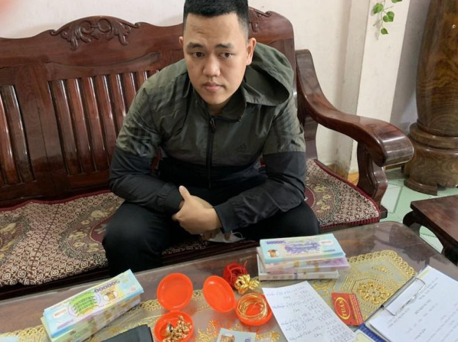 Nam thanh viên ở Quảng Nam sử dụng tiền âm phủ lừa mua vàng. Ảnh: TN&nbsp;