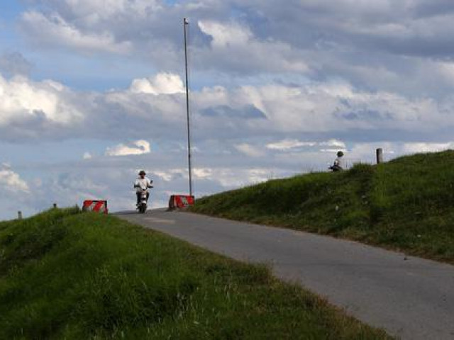 Pháp luật - Bí ẩn thi thể ven đê và dòng chữ trên áo nạn nhân vạch trần tội ác của 2 kẻ máu lạnh