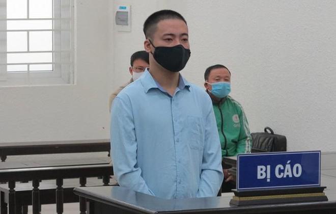 Nguyễn Đình Tuấn bị đưa ra xét xử tại phiên tòa.