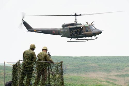 Trực thăng UH-1J tham gia tập trận bắn đạn thật tại khu huấn luyện ở TP Gotemba, tỉnh Shizuoka - Nhật Bản hồi tháng 5-2021 Ảnh: BLOOMBERG