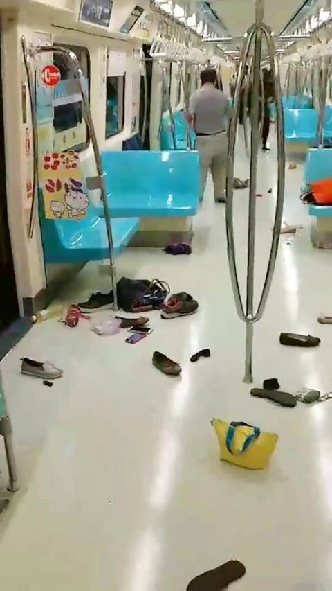 Cảnh hành khách trên tàu điện ngầm Đài Loan chạy loạn, rơi cả dép, túi vì chuột