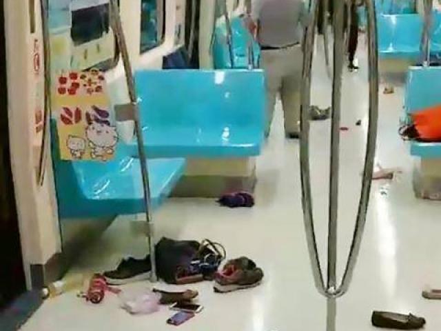 Phi thường - kỳ quặc - Sơ tán sân ga tàu điện vì đàn ong "khủng" tấn công