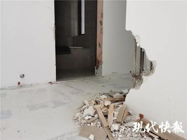 Căn hộ sang trọng với thiết kế cao cấp của bị tháo dỡ gần như toàn bộ, trở về trạng thái nhà thô.