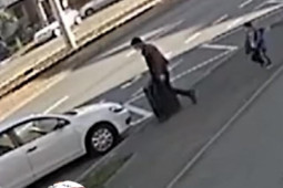 Pháp luật - Cha dượng đánh chết bé gái 4 tuổi, nhét vào vali rồi đốt xác