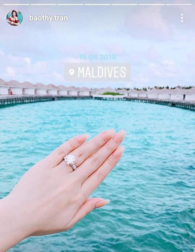 Năm 2018, Bảo Thy gây chú ý khi khoe chiếc nhẫn kim cương đính hôn có kích thước "khủng". Dù không được tiết lộ nhưng đông đảo người hâm mộ đều đồng tình chiếc nhẫn này có giá trị không nhỏ

