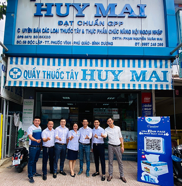 Chủ của Nhà thuốc Huy Mai chụp ảnh lưu niệm cùng đại diện một số nhãn hàng danh tiếng