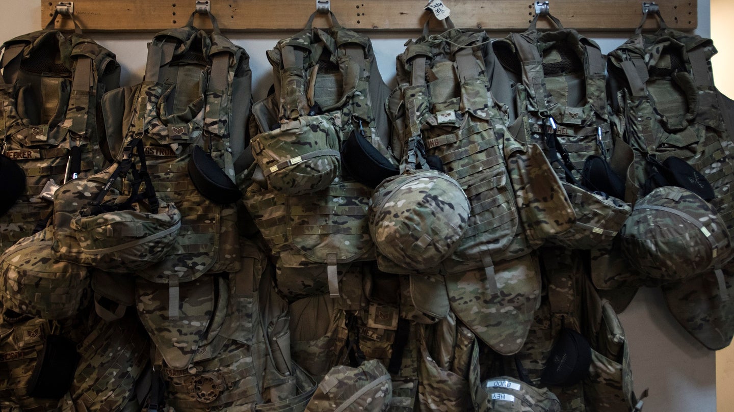 Áo giáp và mũ bảo hộ của quân đội Mỹ được kiểm tra kỹ lưỡng trước khi cấp cho binh sĩ (ảnh: Task and Purpose)