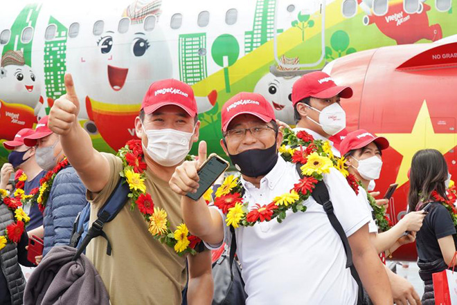 Đoàn du khách quốc tế hộ chiếu vaccine đầu tiên đến Phú Quốc - 1