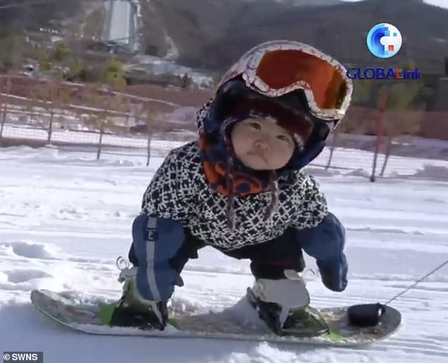 Wang Yuji, 11 tháng tuổi, chơi trượt tuyết “gây sốt”
