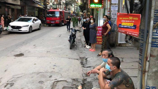 Người dân tụ tập quan sát hiện trường nơi xảy ra vụ cháy trên địa bàn phường Chương Dương