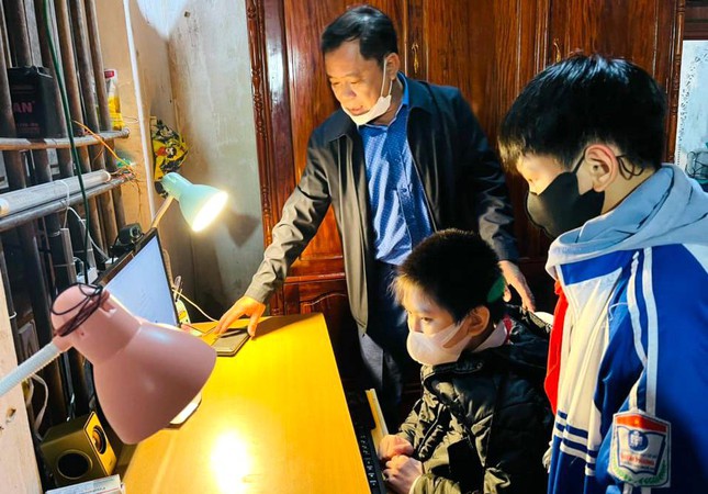 Thầy Anh kiểm tra các giờ học online của học trò